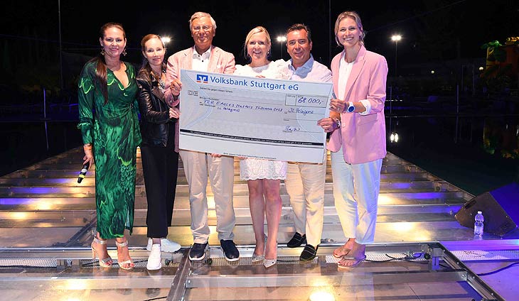 Doris Melchner / Julia Fleschenberg / Wolfgang Bosbach / Falk Raudies mit Frau Andrea / Britta Heidemann mit 68.000 € Spendenscheck bei den „FCR EAGLES Masters Toskana 2023“ (©Foto: Wolfgang Breiteneicher/Schneider Press)